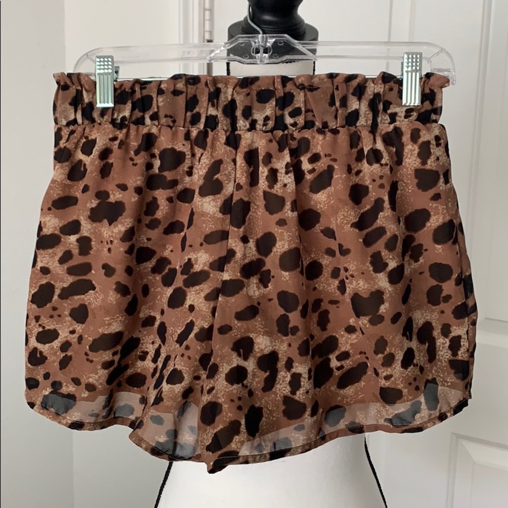 🩳✨ Leopard Elastic-Waisted Dress Shorts - Size L